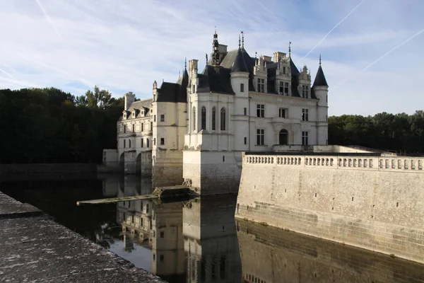 Zamku Chenonceau, znajdujące się w pobliżu małe jednobrzmiące wsi Chenonceaux, w francuskim departamencie Indre-et-Loire. — Zdjęcie stockowe