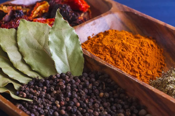 baharat ve otlar ahşap plaka üzerinde