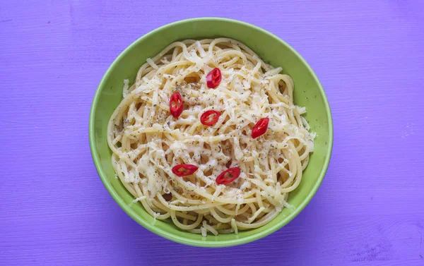 Спагетти с сыром и перцем — стоковое фото