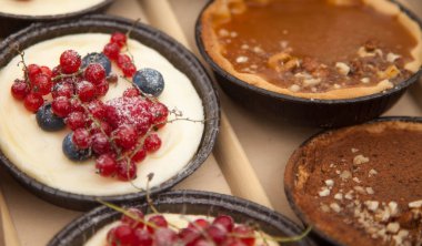 kırmızı kuş üzümü ile kek