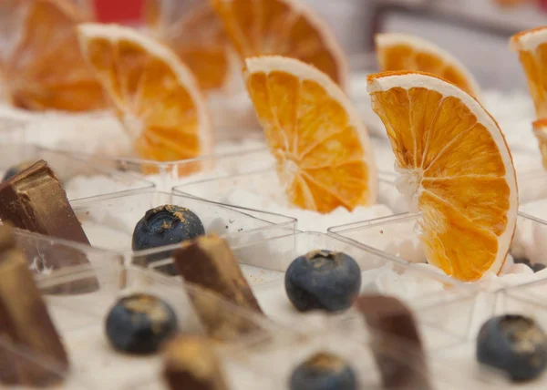 Bolos embelezados com laranja e chocolate — Fotografia de Stock