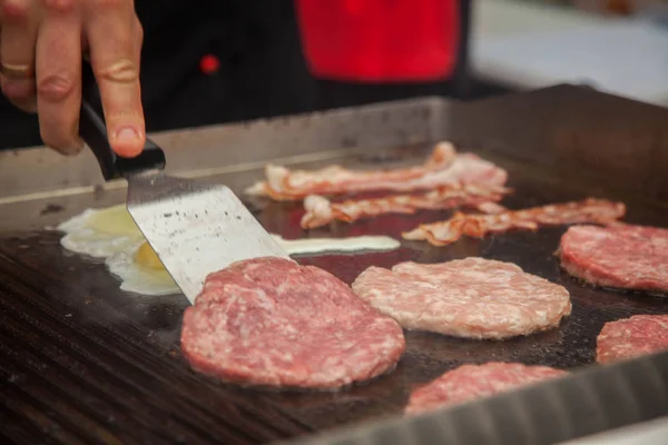 Pasteten und Rührei zu Burgern — Stockfoto