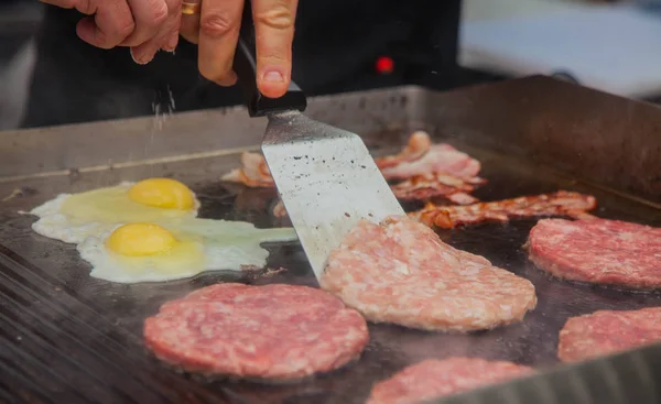 köftesi ve sahanda yumurta hamburger için