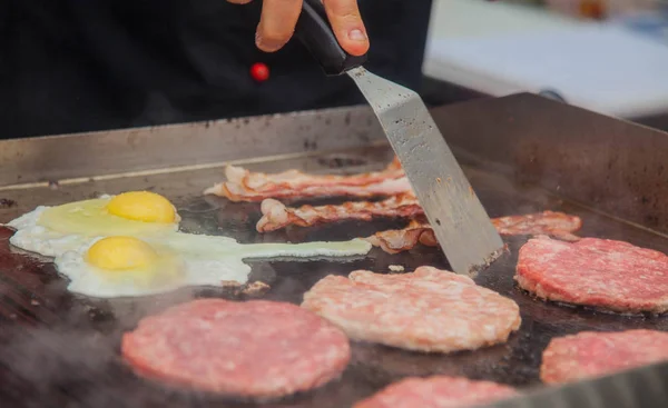 köftesi ve sahanda yumurta hamburger için