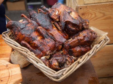 ızgarada pişirilmiş ördek sepete yatıyor
