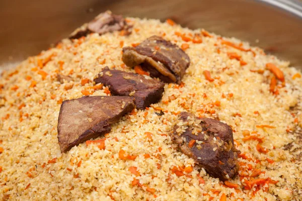 Büyük bir kazan içinde Orta Asya pilavı