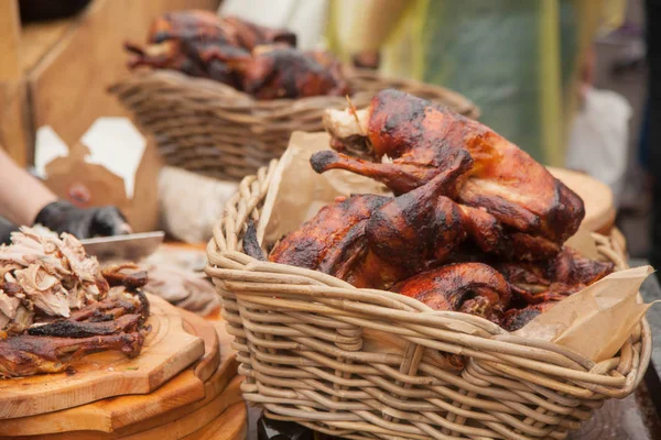 ızgarada pişirilmiş ördek sepete yatıyor