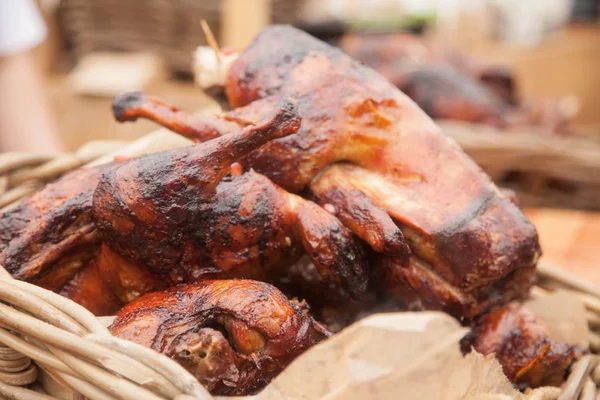 ızgarada pişirilmiş ördek sepete yatıyor