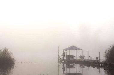 puslu sabah iskelede balıkçı