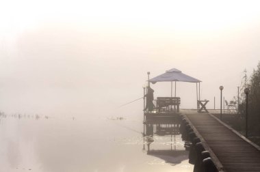 puslu sabah iskelede balıkçı