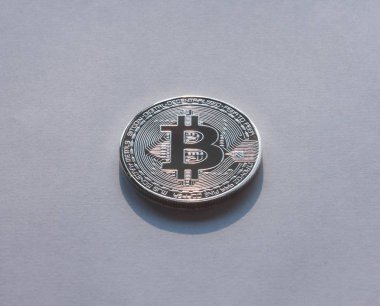 Gümüş sikke bitcoin beyaz bir arka plan üzerinde
