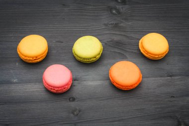 Renkli kurabiye kek, üstten görünüm düz yatıyordu, ahşap arka plan.