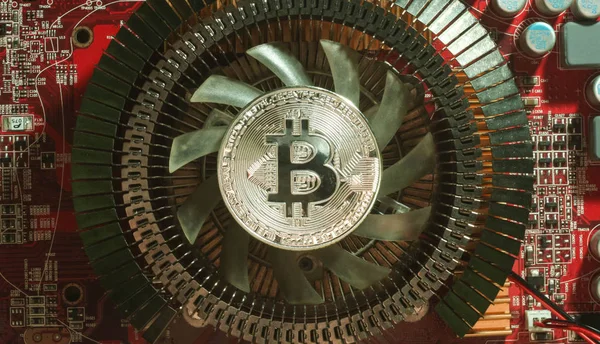 Gümüş sikke bitcoin kırmızı ışıkta ekran kartı soğutucu vardır