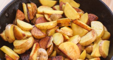 altın bir kabuk ile kavrulmuş patates