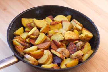 altın bir kabuk ile kavrulmuş patates