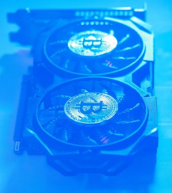 sikke bitcoin a yelpaze-in mavi ışık altındaki ekran kartı üzerinde