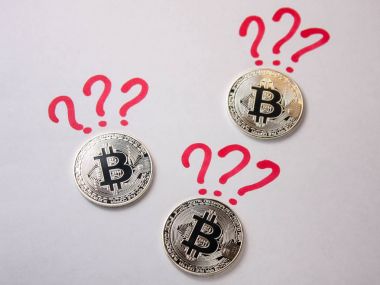 Beyaz arka plan üzerinde gümüş sikke bitcoin