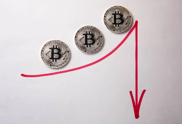 Beyaz arka plan üzerinde gümüş sikke bitcoin