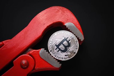 bitcoin ve kırmızı somun anahtarı