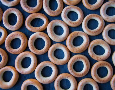 ahşap mavi arka plan üzerinde küçük simit