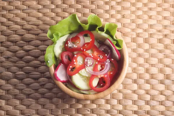 Susam ile taze sebze salatası — Stok fotoğraf