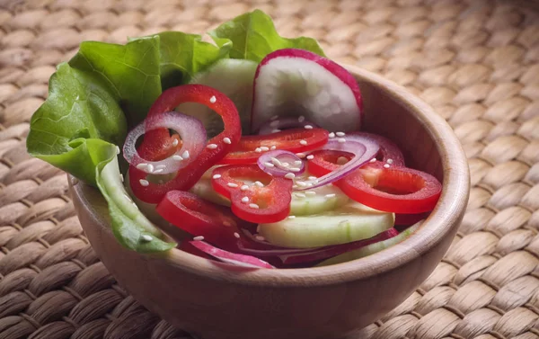 Susam ile taze sebze salatası — Stok fotoğraf