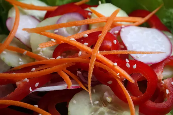 Insalata di verdure fresche con carote e semi di sesamo — Foto Stock