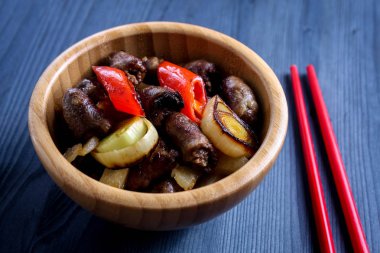 tavuk kalpler pırasa ve pul biber ile