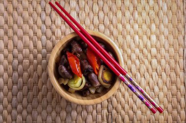 tavuk kalpler pırasa ve pul biber ile