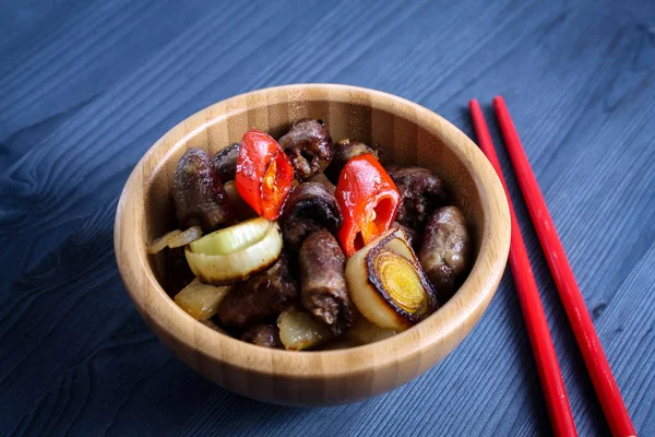 tavuk kalpler pırasa ve pul biber ile