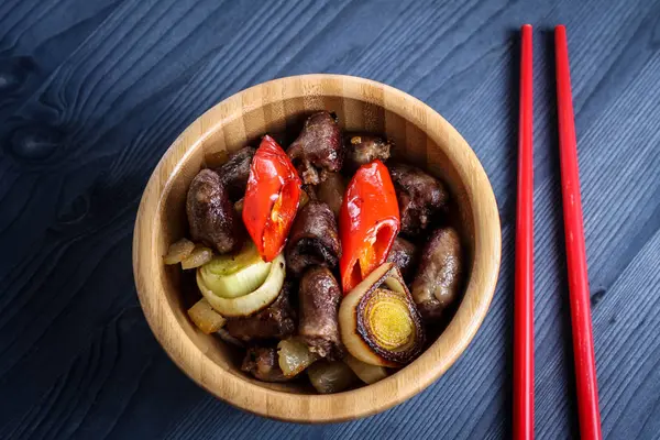 tavuk kalpler pırasa ve pul biber ile