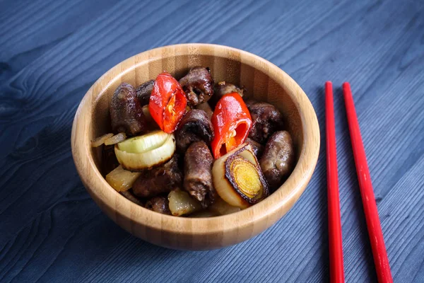 tavuk kalpler pırasa ve pul biber ile