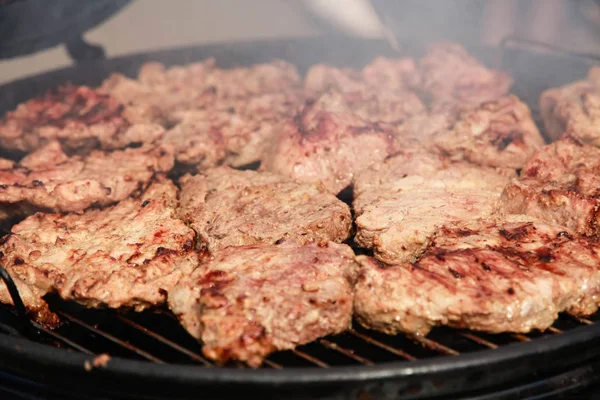 Steaks de porc grillés sur un gril rond — Photo