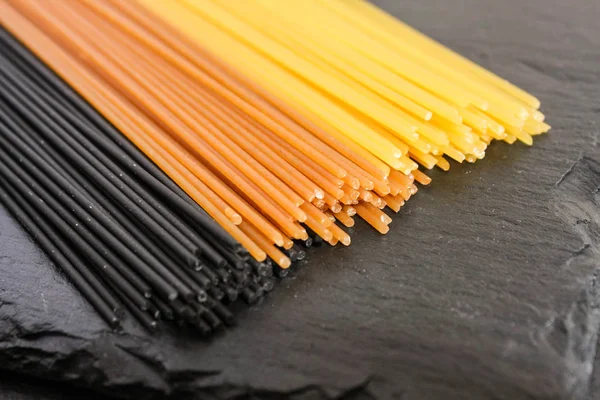 Espaguetis Con Tinta Sepia Trigo Sarraceno Trigo Sobre Fondo Negro — Foto de Stock