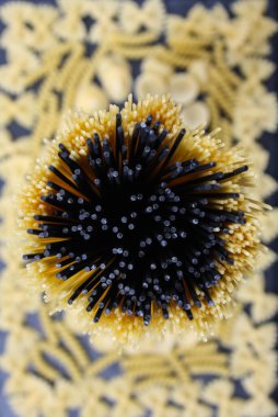 Siyah spagetti. Mutfağın arka planı..