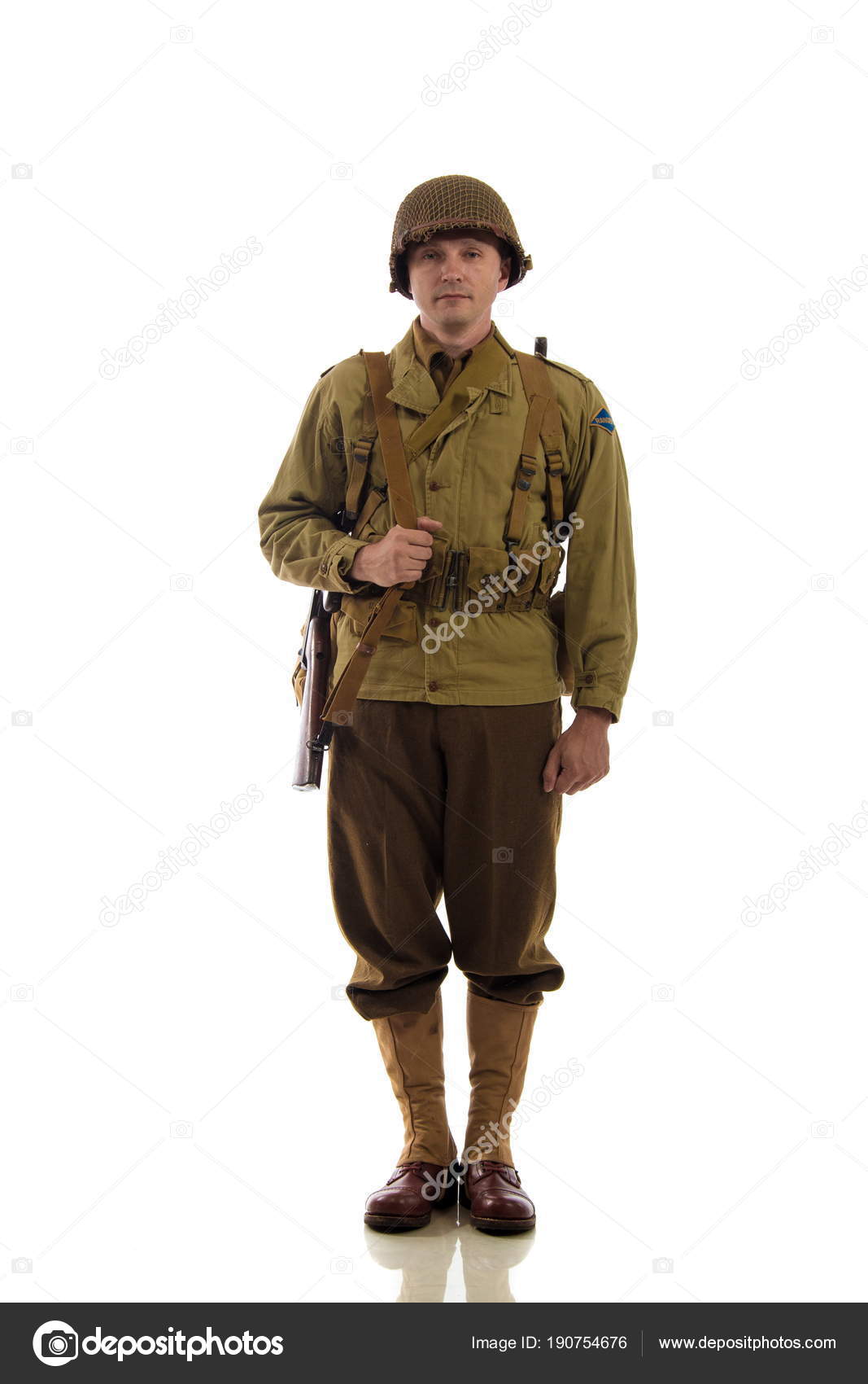 第二次世界大战期间美国游侠军事制服中的男演员反对白色背景 图库照片 C Kozlik 第二次世界大战期间美国游侠军事制服中的男演员反对白色背景 图库照片 C Kozlik
