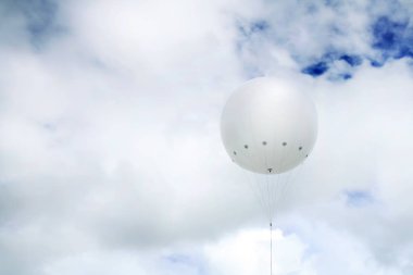 Balon büyük beyaz gökyüzü mavi beyaz bulutlar atmosferde yüksek dolu