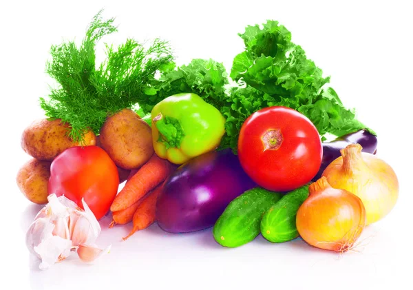 Conjunto de vitaminas vegetarianas de verduras, tomates, pepinos, verduras, cebollas, papas, lechuga aislada sobre fondo blanco — Foto de Stock