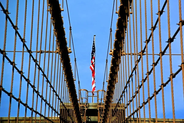 Brooklyn Köprüsü'nün bayrak — Stok fotoğraf