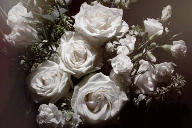 Sevgililer günü için beyaz gül buketinin tasarlanmış fotoğrafları.