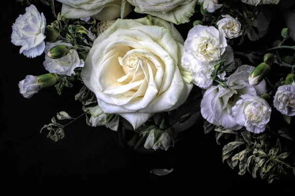 Design gerado fotos de rosas brancas buquê para o dia dos namorados — Fotografia de Stock