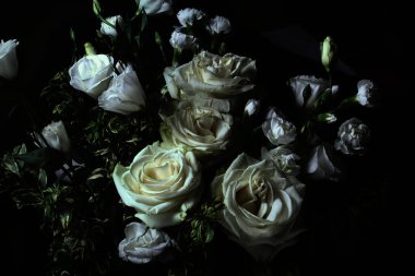 Sevgililer günü için beyaz gül buketinin tasarlanmış fotoğrafları.