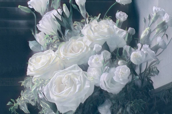 Дизайн сгенерированные фотографии белого букета роз для валентина — стоковое фото