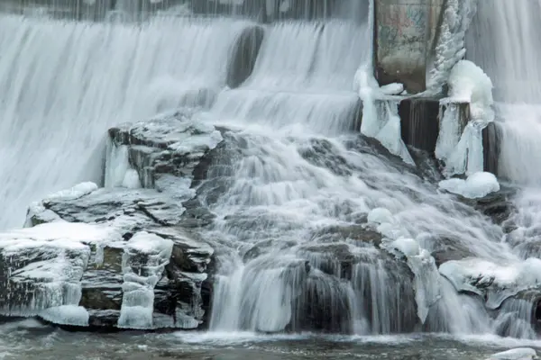 Замороженный водопад из-за электрического заграждения — стоковое фото