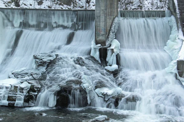 从电栏流出来的冰冷的瀑布 — 图库照片
