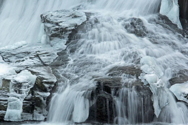 Замороженный водопад из-за электрического заграждения — стоковое фото