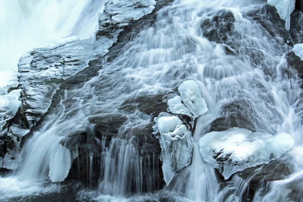 속에서 흐르는 얼어붙은 폭포수 — 스톡 사진