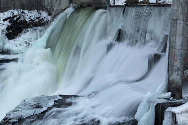 从电栏流出来的冰冷的瀑布 — 图库照片