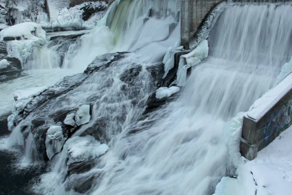 Flujo de cascada congelado de una descarga eléctrica — Foto de Stock