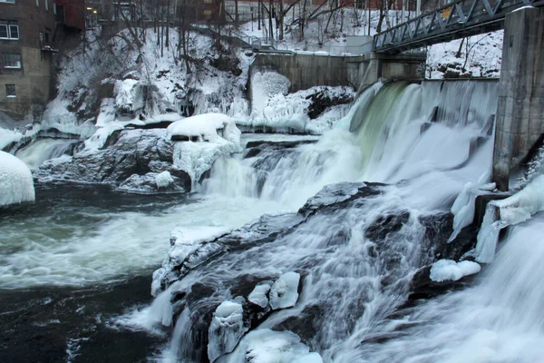 水が溢れる電気の嵐から凍る滝の流れ — ストック写真